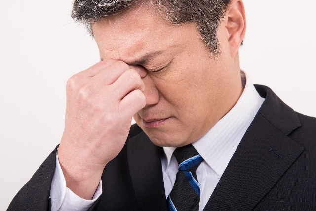 目の疲れには十分な睡眠とビタミン摂取が効果的です